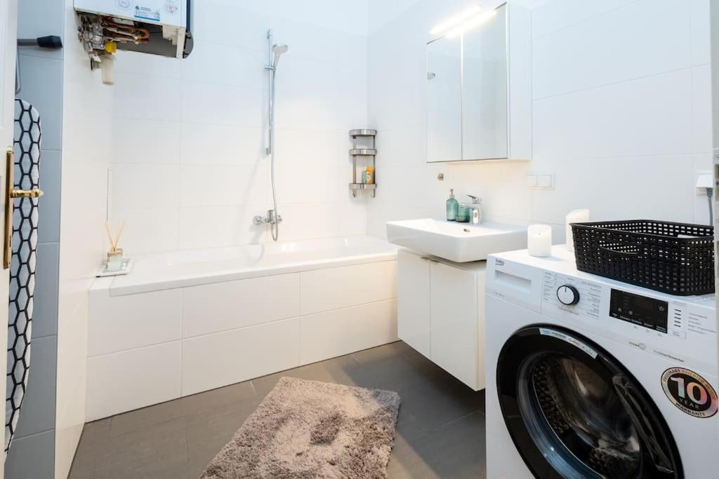 Orestaliving - Spacious 2br On The Danube Canal Appartement Vienne
